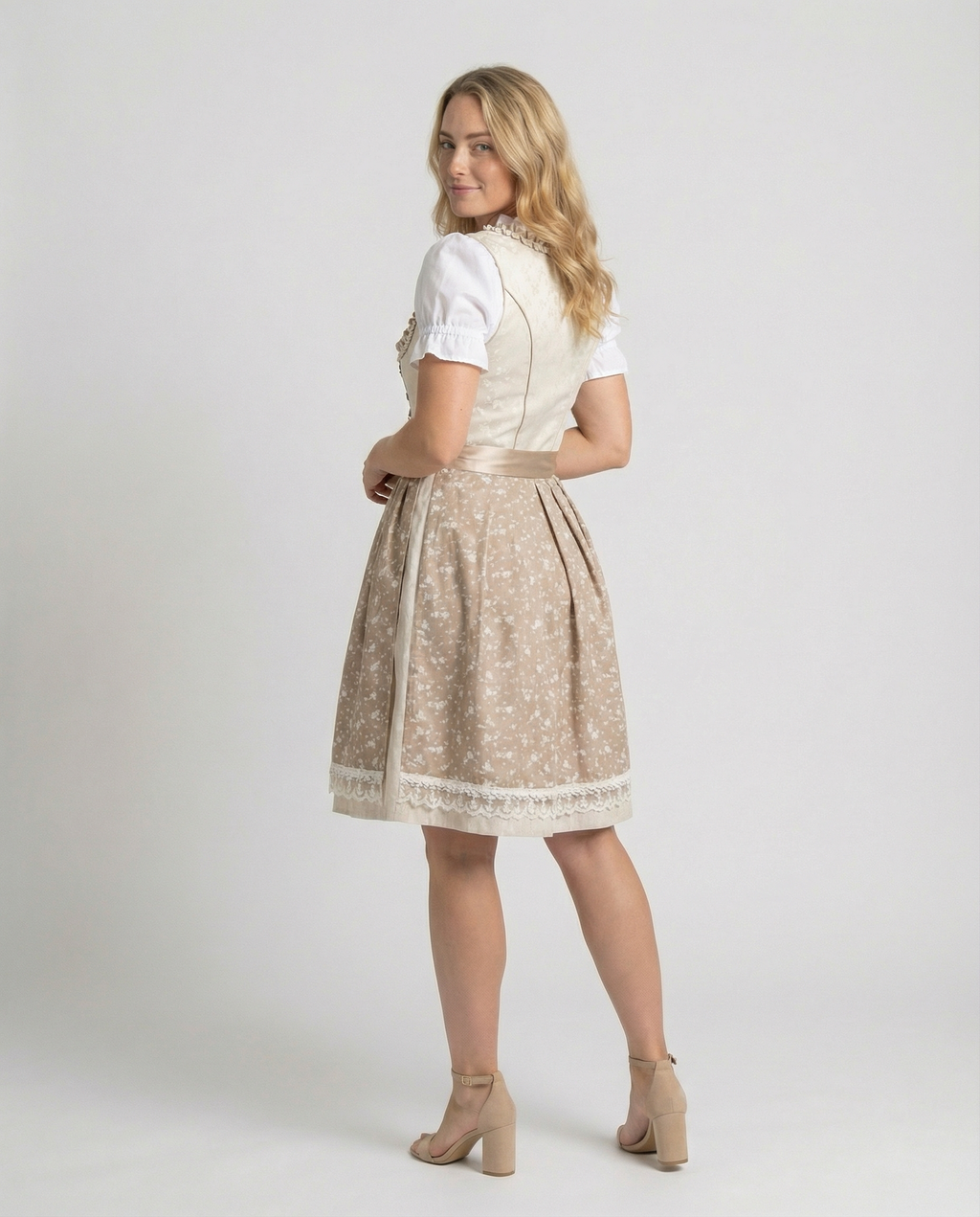 Traditionelles Kostüm mit Schürze und Bluse