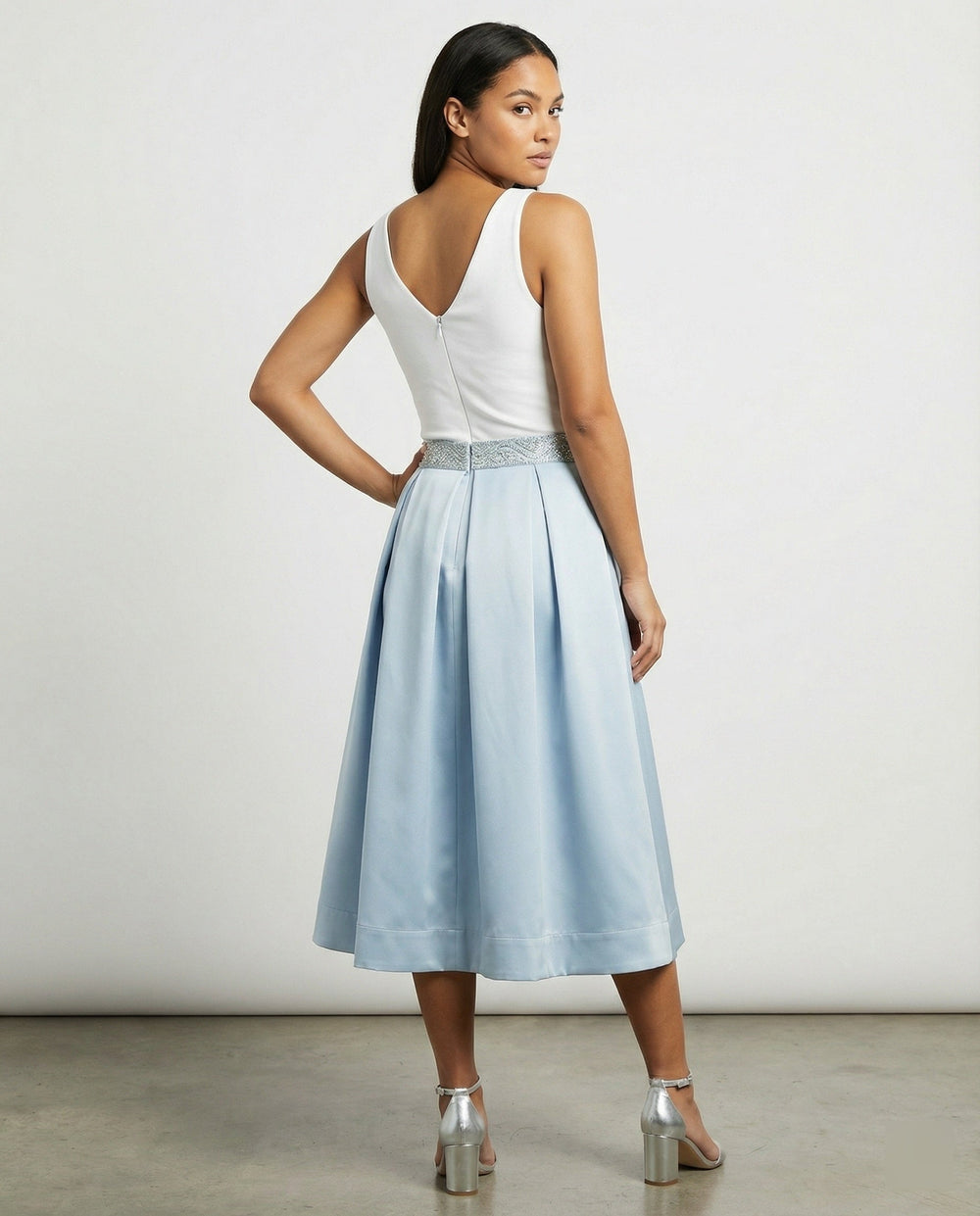 Damen Elegantes Midikleid mit Hochgeschlossenem Kragen & Schwingendem Rock