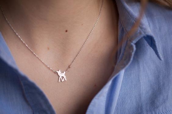 Zarte Halskette mit Rehkitz versilbert - Bambi Kette | Shop Nory