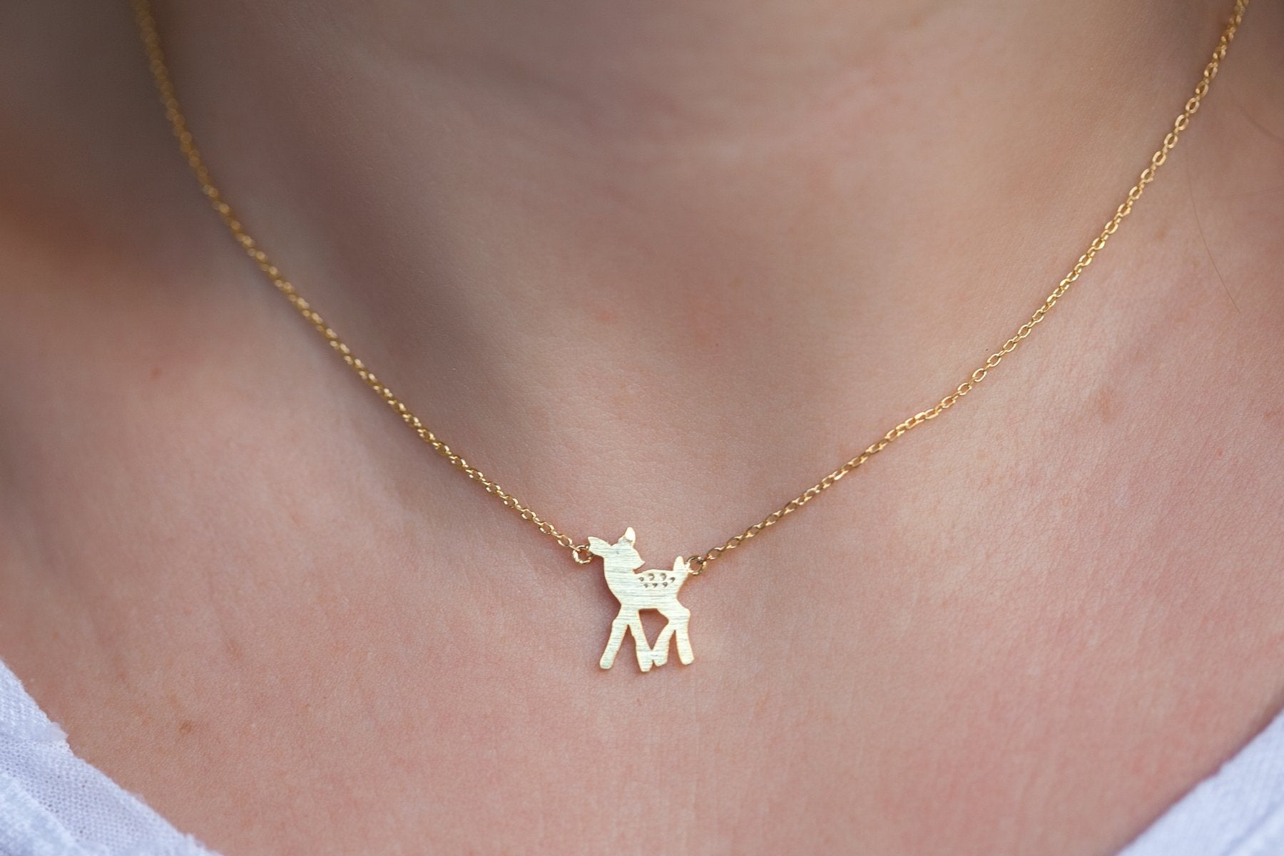 Zarte goldfarbene Halskette mit Rehkitz – Bambi-Kette | Shop Nory