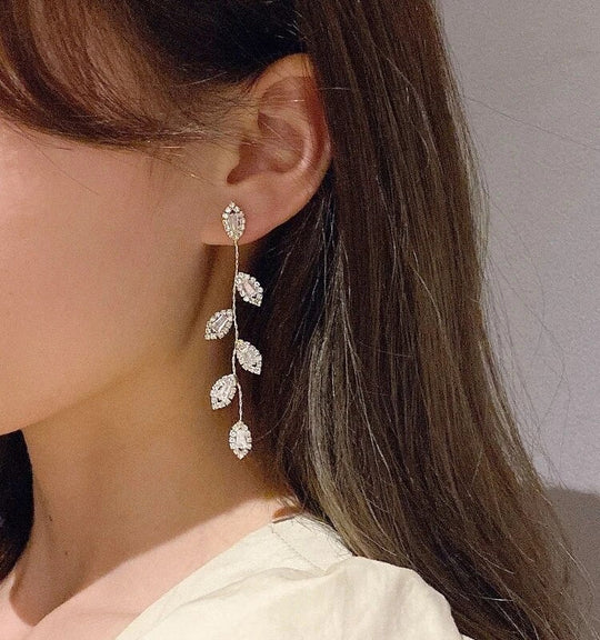Lange Ohrringe mit zarten goldenen Blättern | Shop Nory