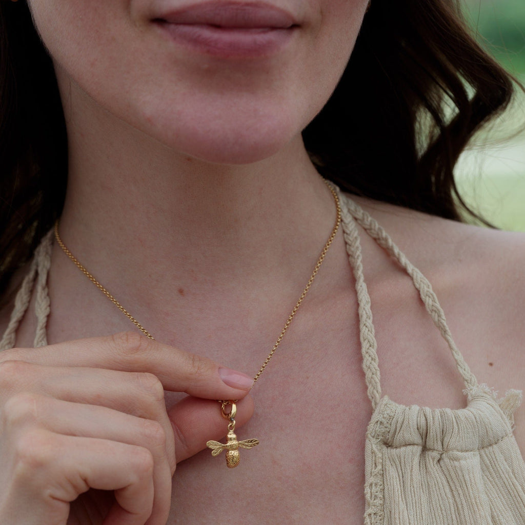 Goldene Bienen Charm Halskette | Shop Nory