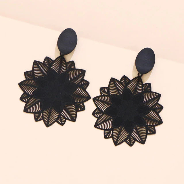 Große schwarze Blumen-Hängeohrringe | Shop Nory