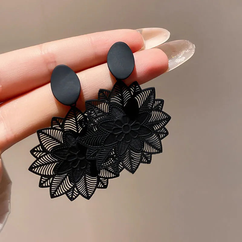 Große schwarze Blumen-Hängeohrringe | Shop Nory