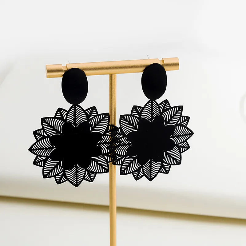 Große schwarze Blumen-Hängeohrringe | Shop Nory