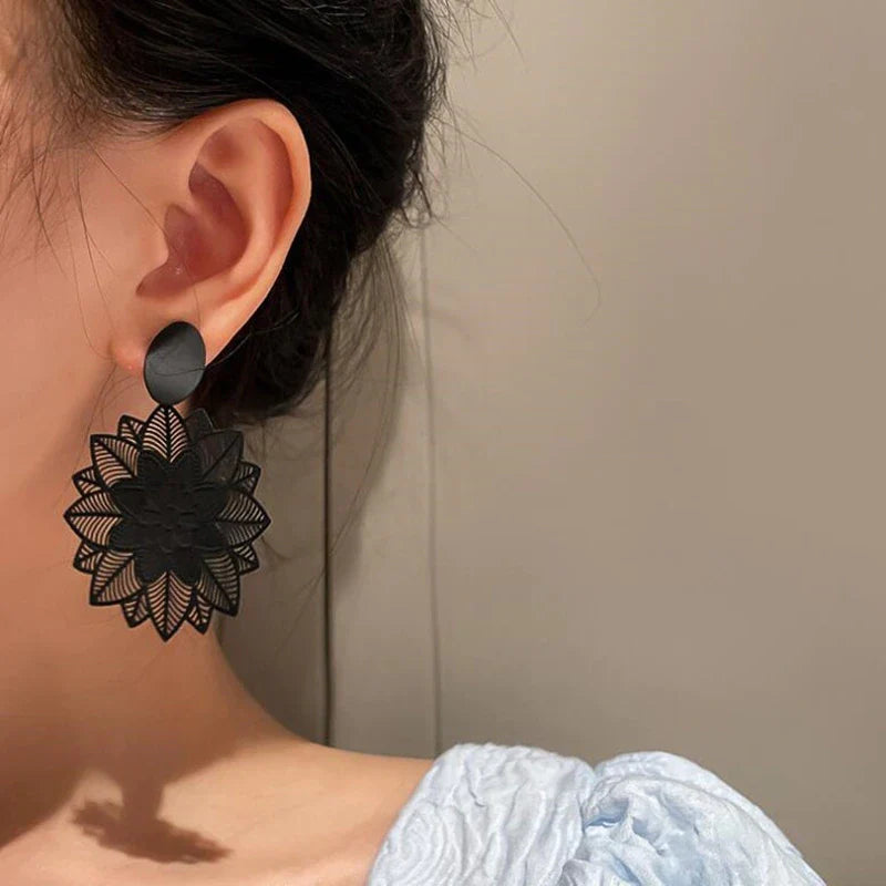 Große schwarze Blumen-Hängeohrringe | Shop Nory