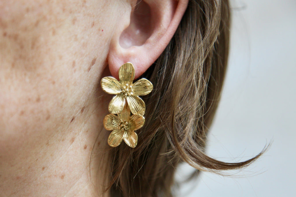 Doppelte Blumen-Ohrringe in goldfarbenem Edelstahl – Elegante goldene Blüten für einen raffinierten Look | Shop Nory