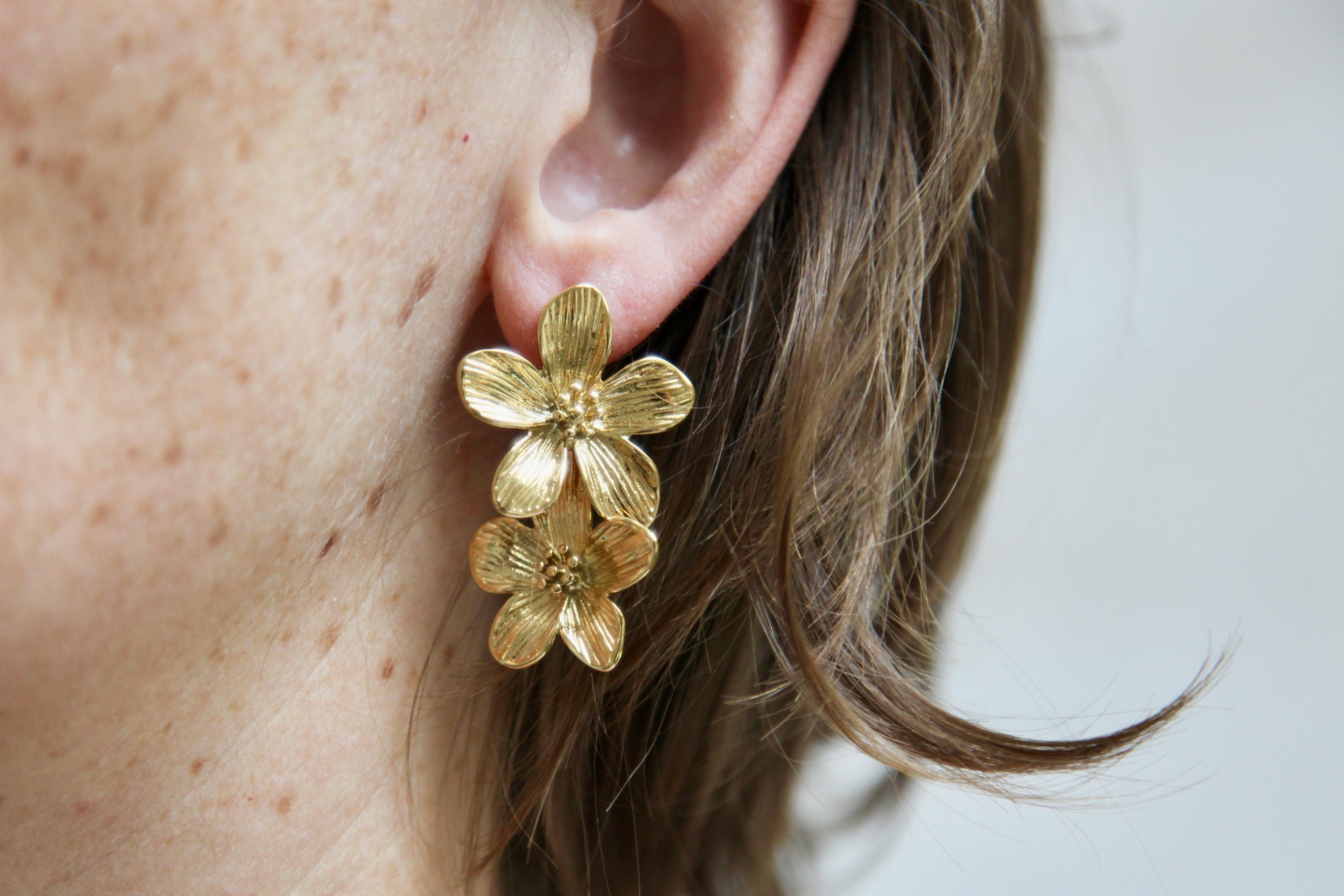 Doppelte Blumen-Ohrringe in goldfarbenem Edelstahl – Elegante goldene Blüten für einen raffinierten Look | Shop Nory