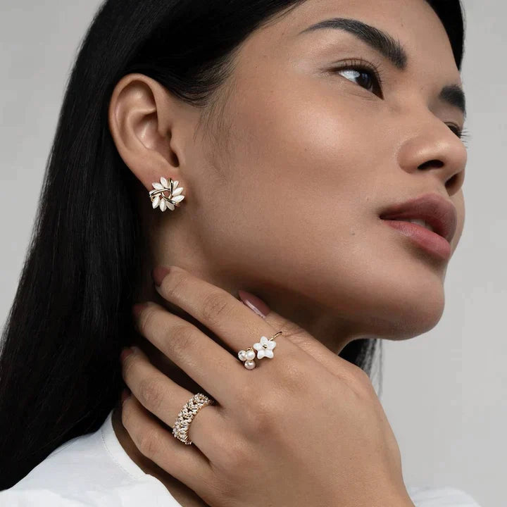 Ohrstecker mit eleganten und raffinierten Opal Blütenblättern | Shop Nory