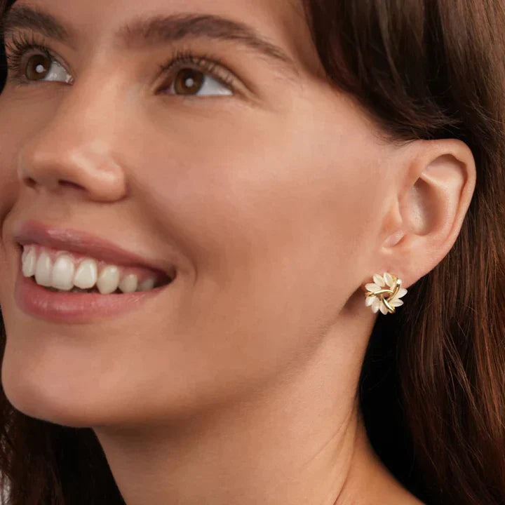 Ohrstecker mit eleganten und raffinierten Opal Blütenblättern | Shop Nory