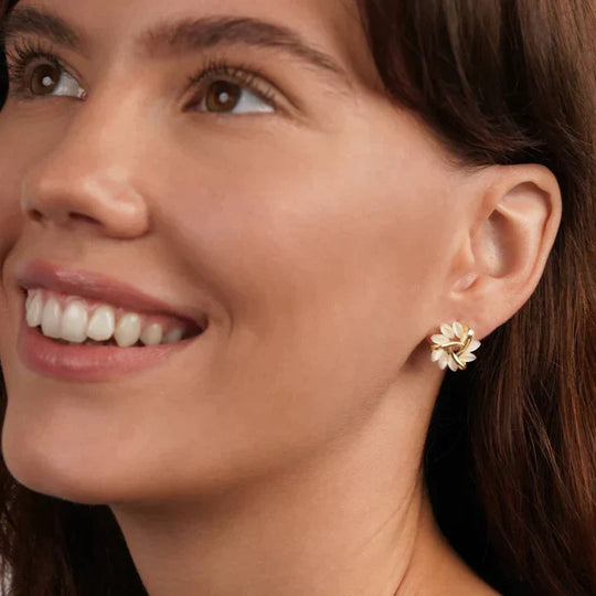 Ohrstecker mit eleganten und raffinierten Opal Blütenblättern | Shop Nory