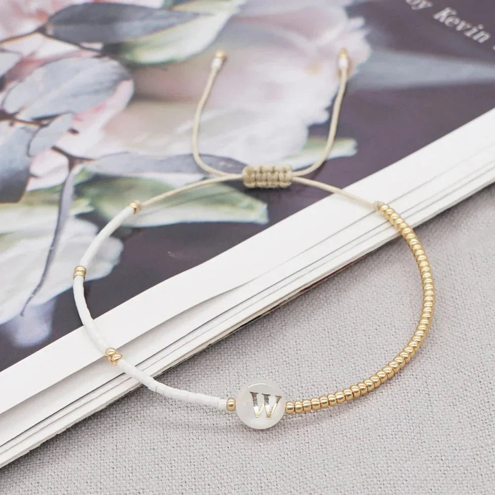 Boho Weiß & Gold Perlen Buchstaben Initial Perlen Armbänder