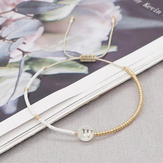 Boho Weiß & Gold Perlen Buchstaben Initial Perlen Armbänder