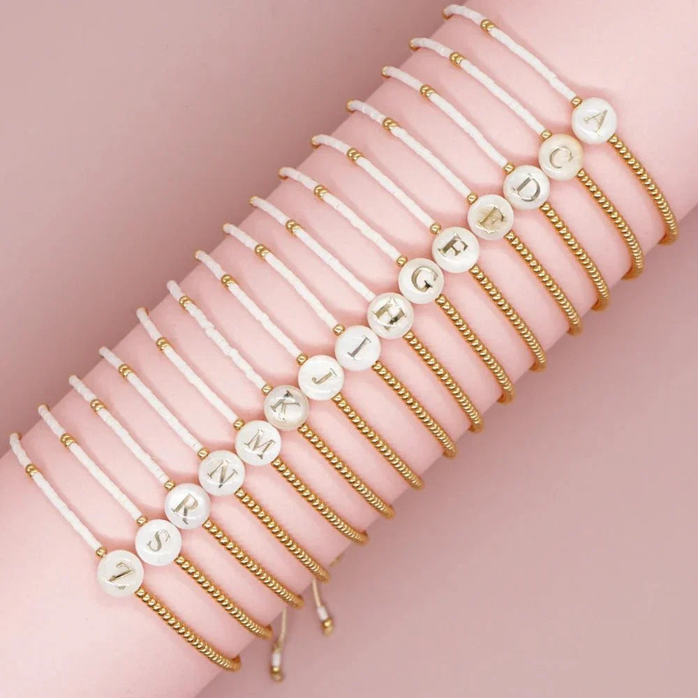 Boho Weiß & Gold Perlen Buchstaben Initial Perlen Armbänder
