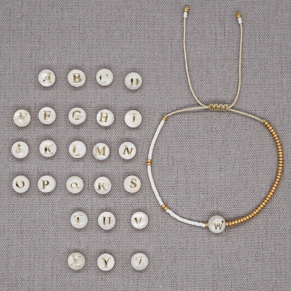Boho Weiß & Gold Perlen Buchstaben Initial Perlen Armbänder