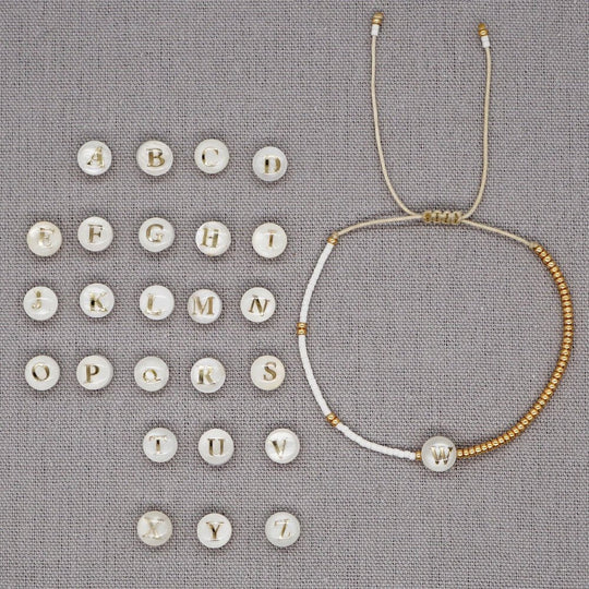 Boho Weiß & Gold Perlen Buchstaben Initial Perlen Armbänder