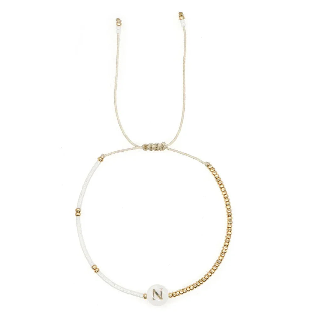 Boho Weiß & Gold Perlen Buchstaben Initial Perlen Armbänder