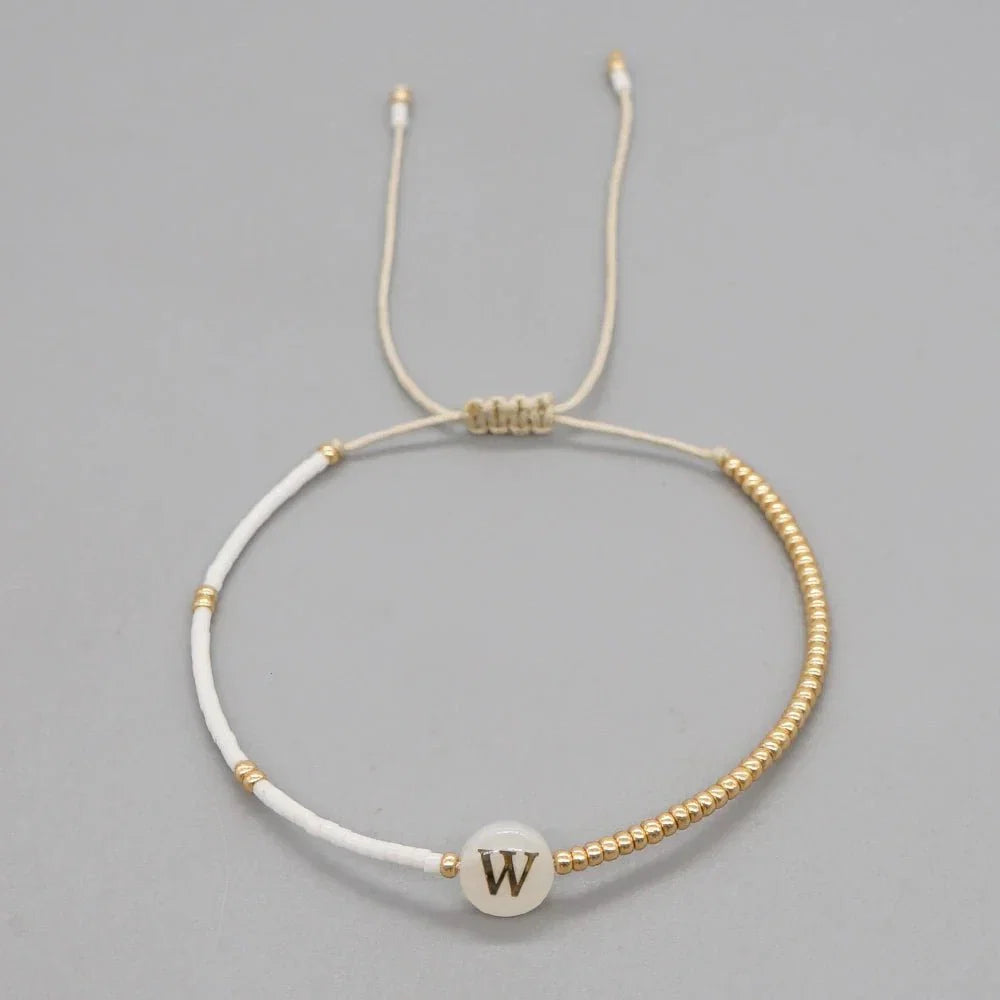 Boho Weiß & Gold Perlen Buchstaben Initial Perlen Armbänder