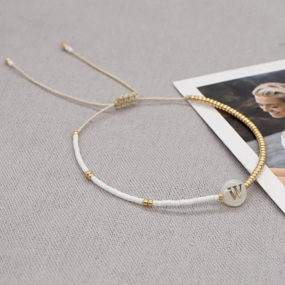 Boho Weiß & Gold Perlen Buchstaben Initial Perlen Armbänder