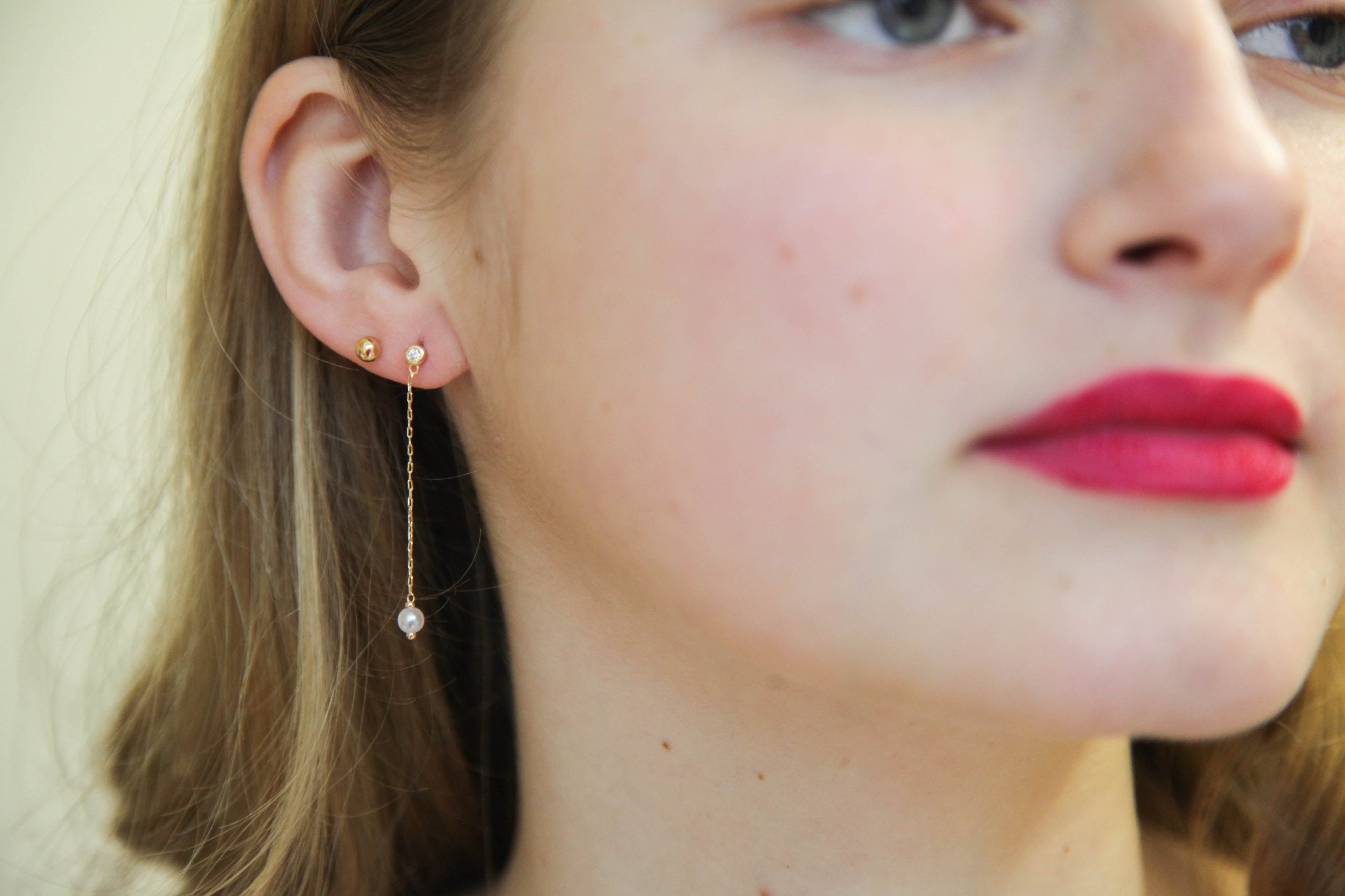 Ohrhänger mit weißer Süßwasserperle und Strass - 16K vergoldet | Shop Nory