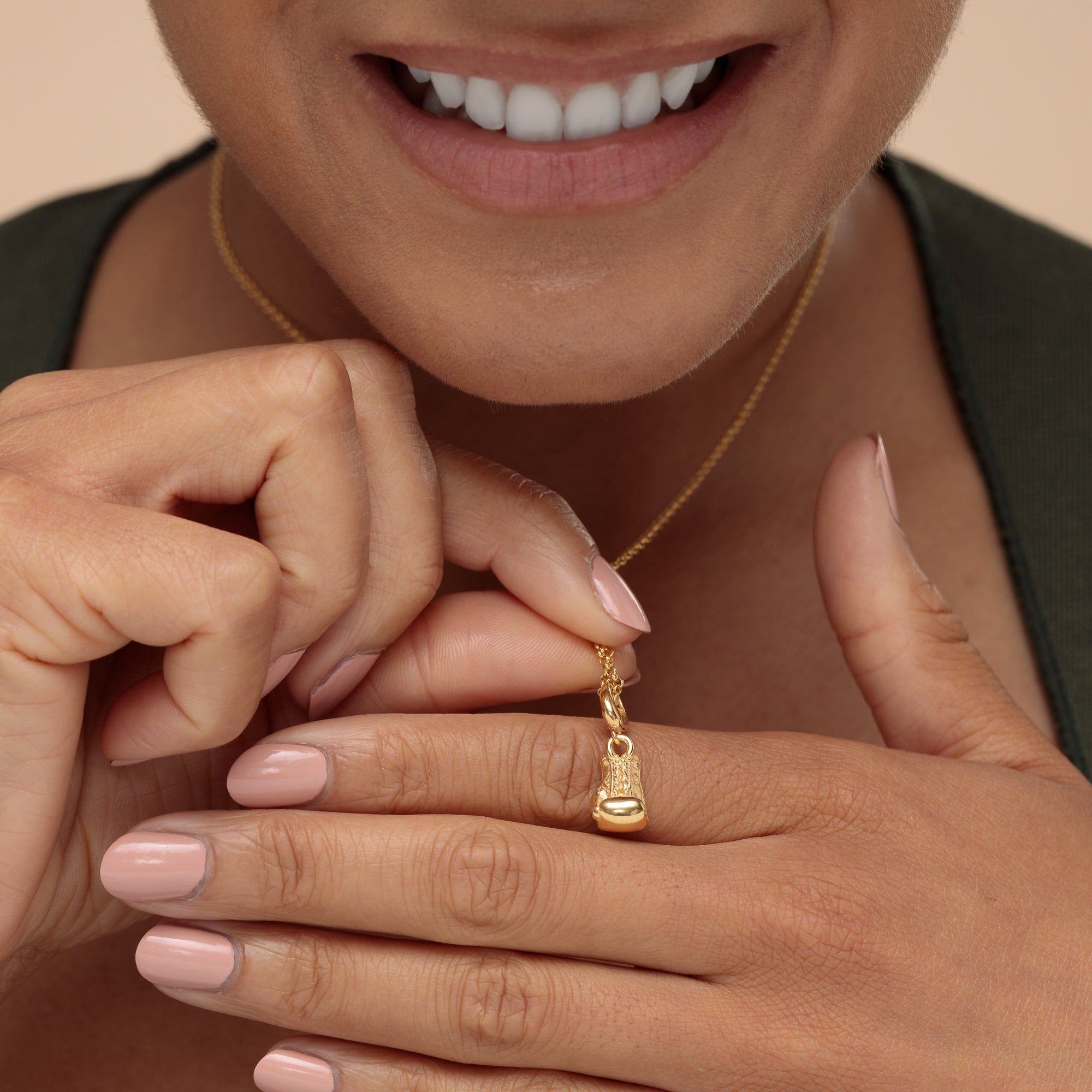 Gold Boxhandschuh Charm Halskette | Shop Nory