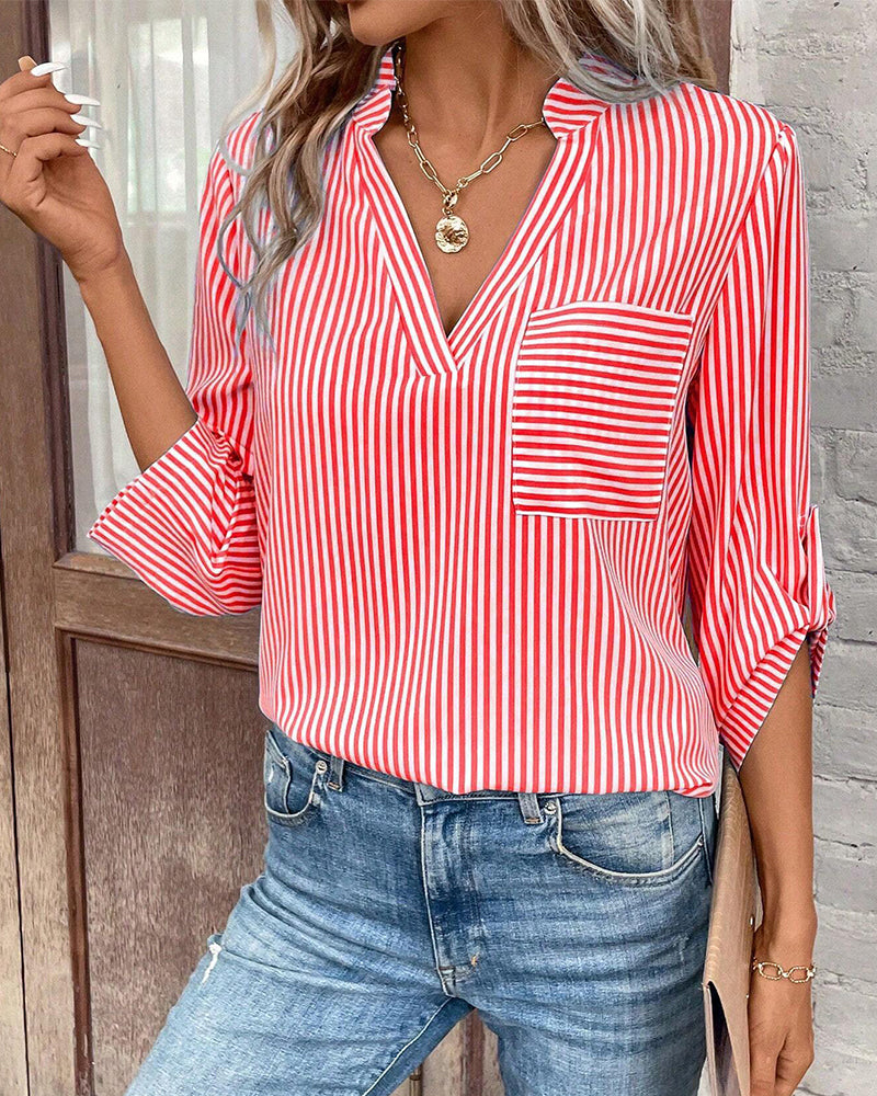 Gestreiftes Shirt mit V-Ausschnitt und Brusttasche