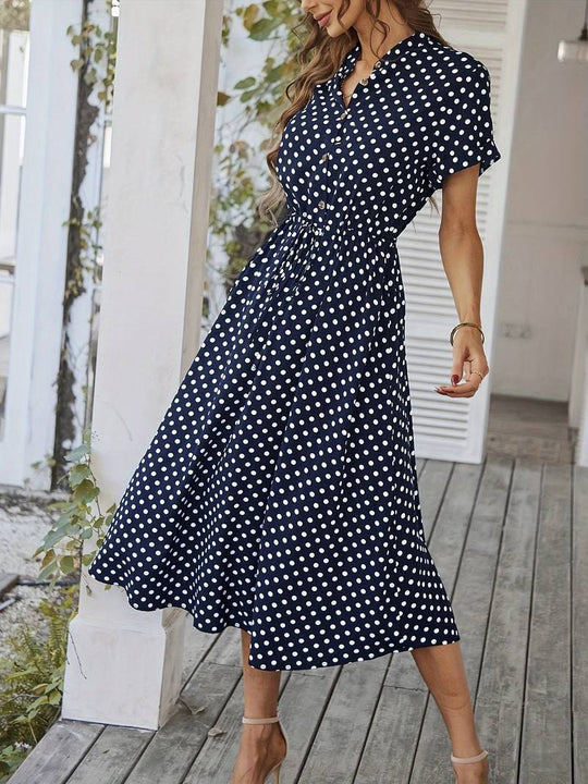 A-linien-kleid mit polka-dot-print und v-ausschnitt
