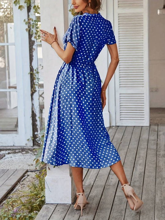 A-linien-kleid mit polka-dot-print und v-ausschnitt
