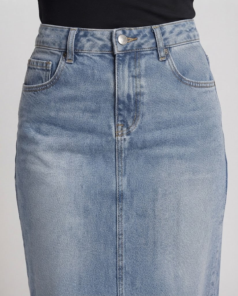 Damen Hochtaillierter Denim‑Midirock mit rohem Saum und geradem Schnitt Shop Nory
