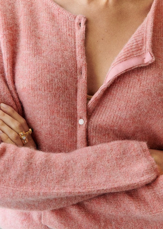 Strickjacke mit weichen Knöpfen
