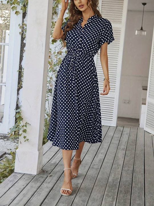 A-linien-kleid mit polka-dot-print und v-ausschnitt