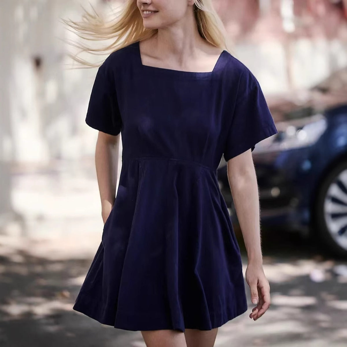 Freizeitkleid mit quadratischem Ausschnitt und Knöpfen