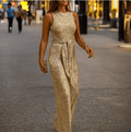 Shopnory | Jumpsuit mit Einem Schulterträger und Verstellbarem Bund