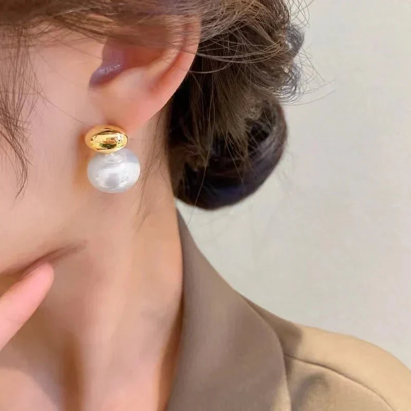 Klassische mit Gold akzentuierte Perlen-Ohrstecker