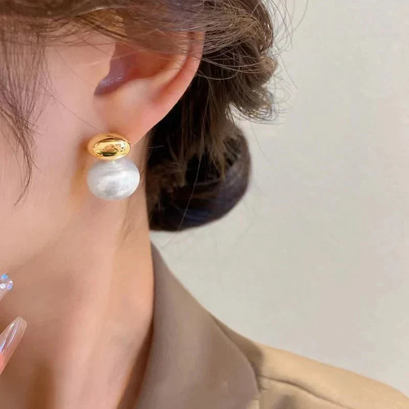 Klassische mit Gold akzentuierte Perlen-Ohrstecker