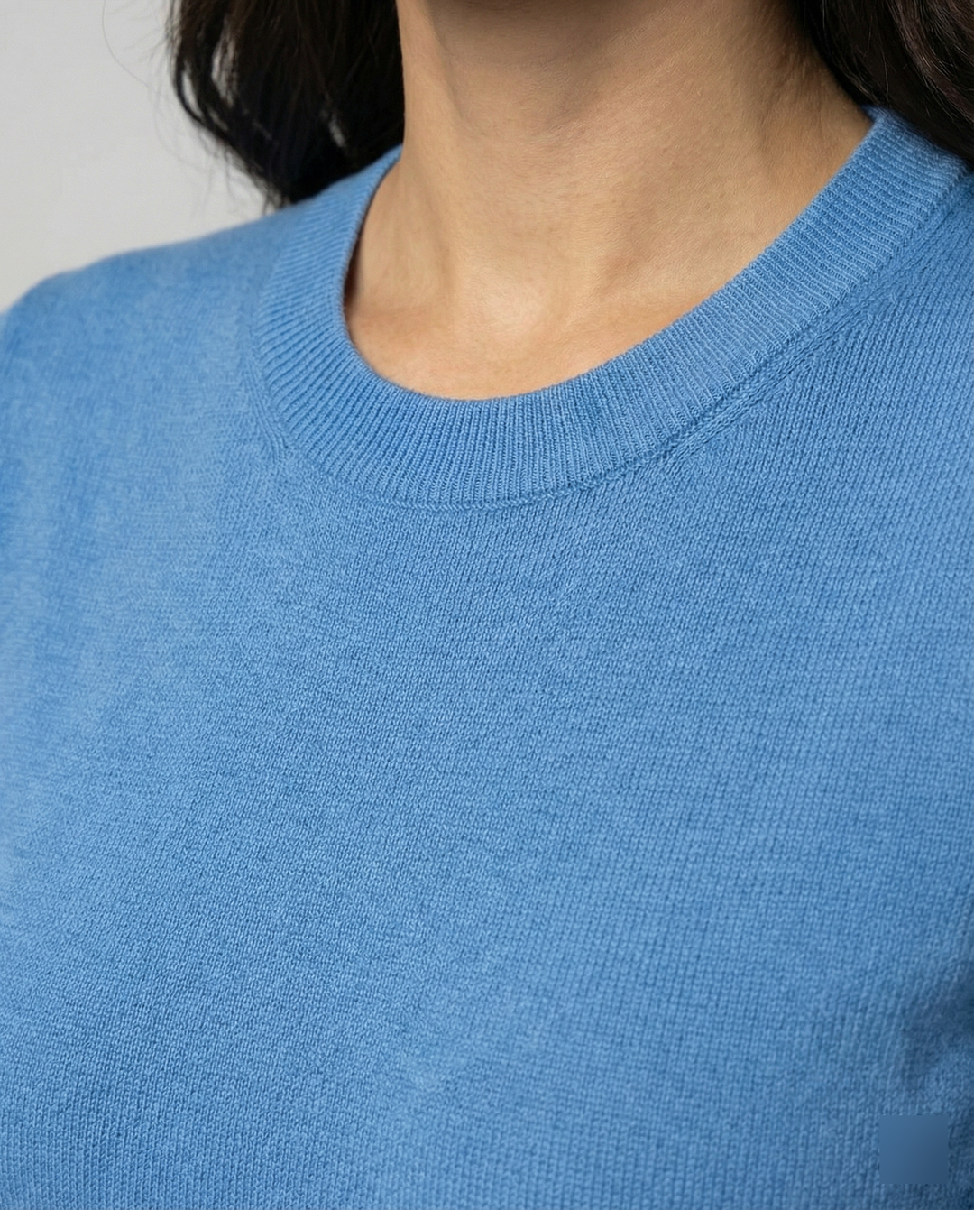 Damen Feinstrickpullover mit Kurzarmiger Silhouette und Weich Fließendem Material