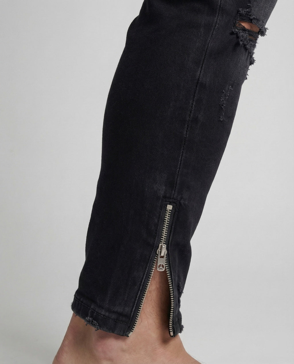 Herren Skinny Jeans mit Rissen & Saumreißverschluss