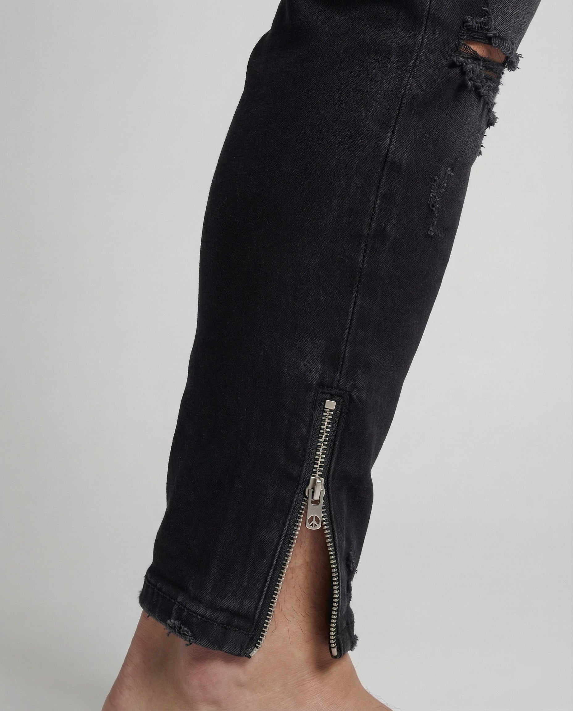 Herren Skinny Jeans mit Rissen & Saumreißverschluss