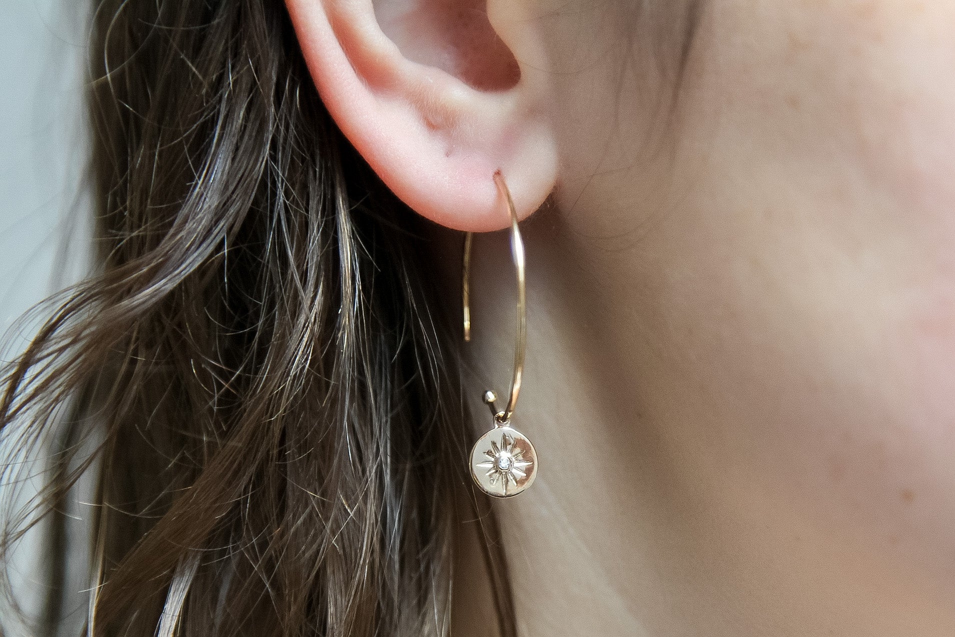 Creolen mit kleinen sonnigen Plättchen  - 16K Vergoldet | Shop Nory