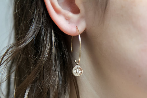 Creolen mit kleinen sonnigen Plättchen  - 16K Vergoldet | Shop Nory