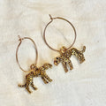 Vergoldete Creolen mit Leopard-Anhängern – elegante goldfarbene Ohrringe | Shop Nory