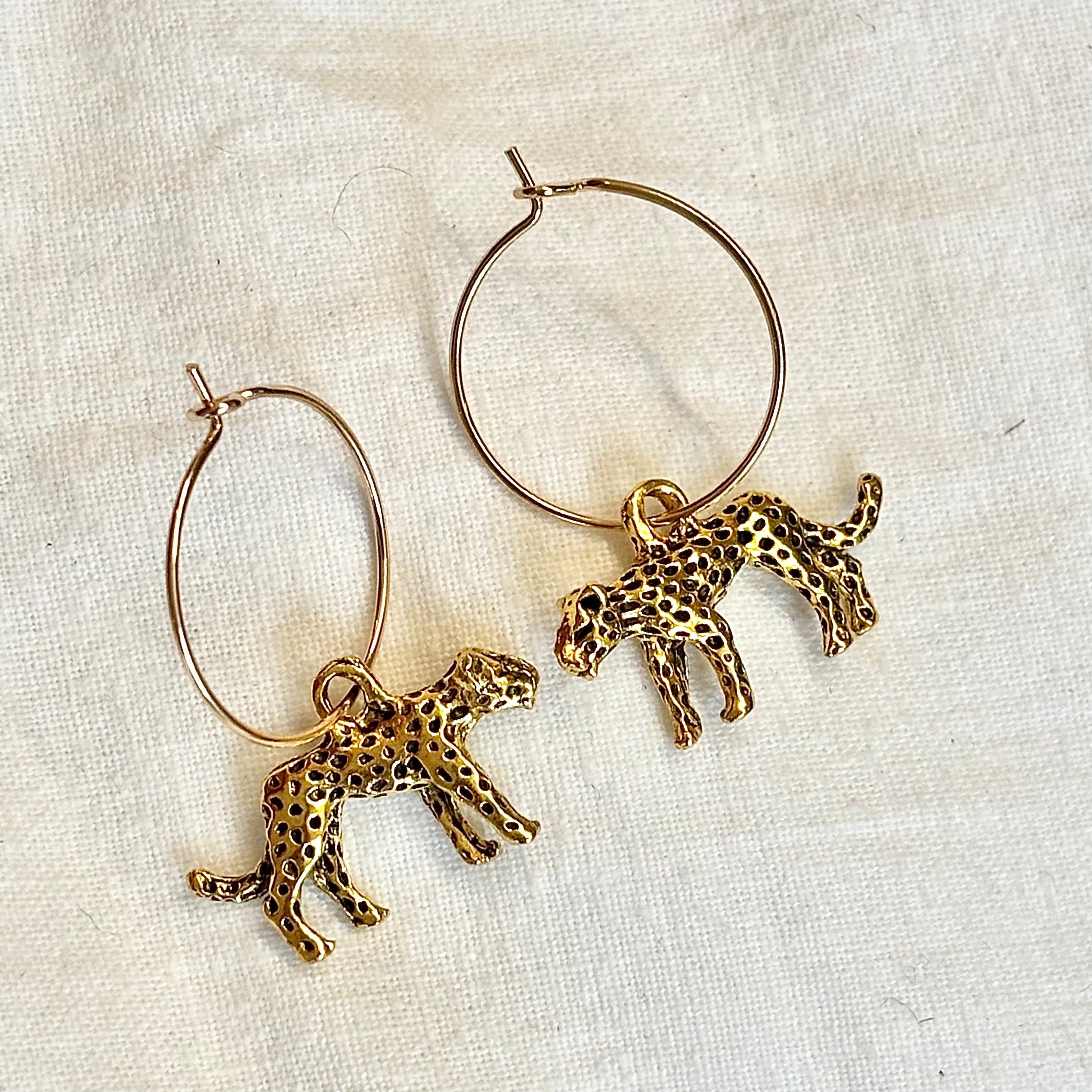 Vergoldete Creolen mit Leopard-Anhängern – elegante goldfarbene Ohrringe | Shop Nory