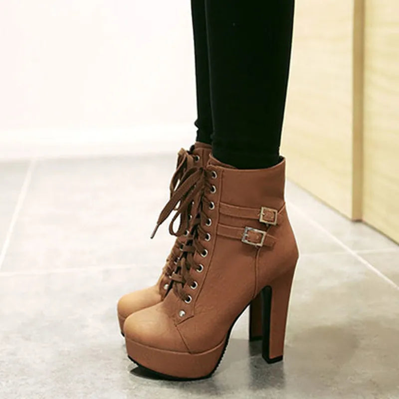 Schnürstiefel mit Gürtelschnalle