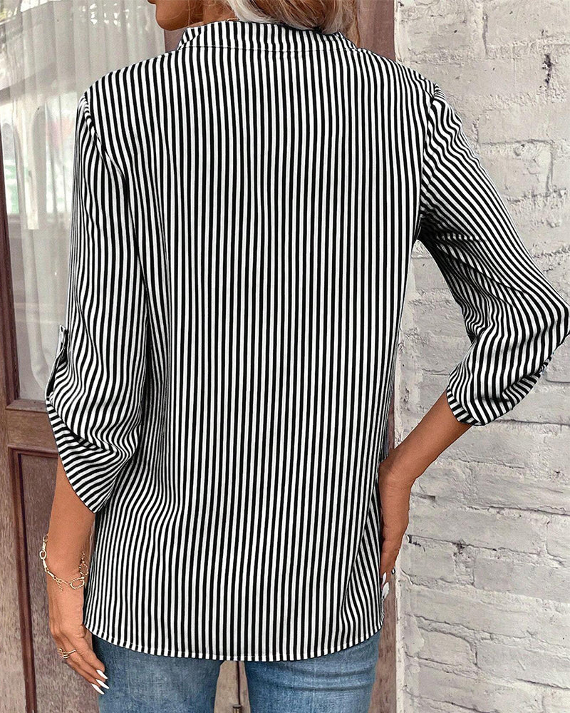 Gestreiftes Shirt mit V-Ausschnitt und Brusttasche