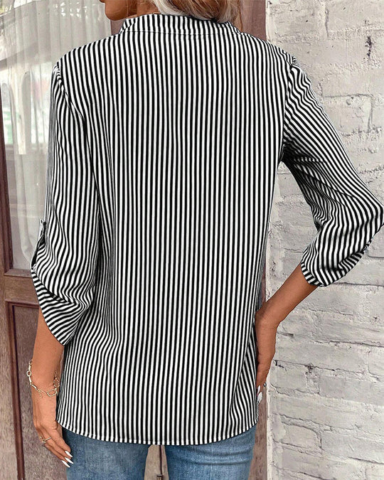 Gestreiftes Shirt mit V-Ausschnitt und Brusttasche