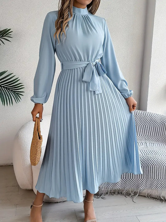 Schlichtes Kleid mit Stehkragen und Plissiertem Gürtel