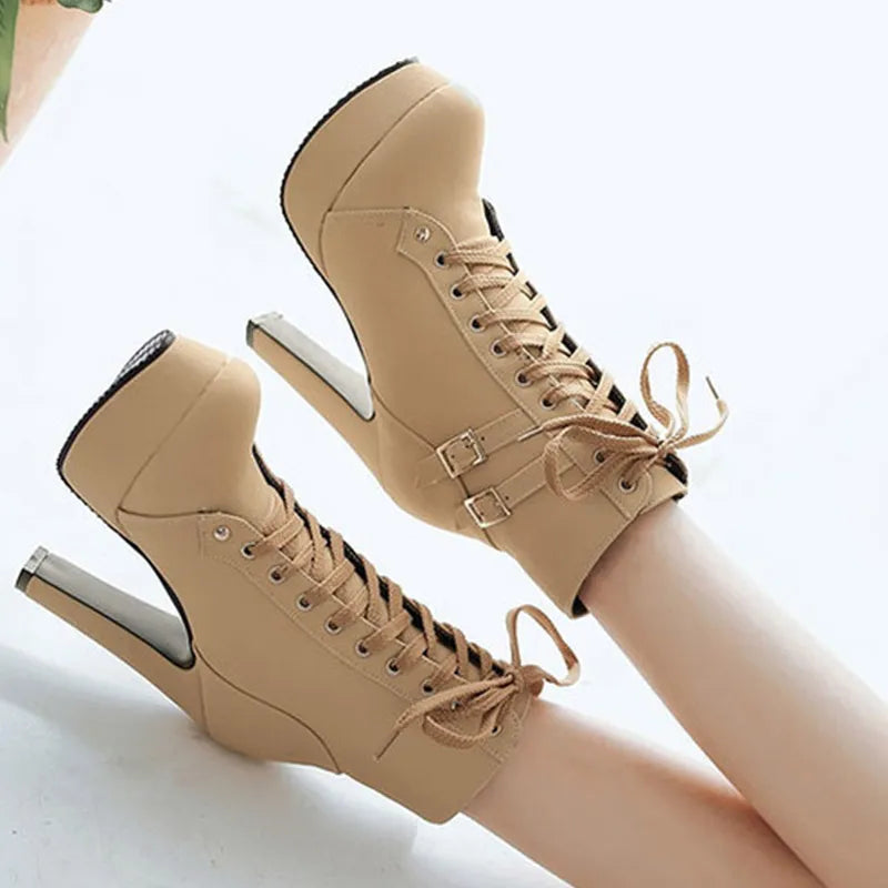 Schnürstiefel mit Gürtelschnalle