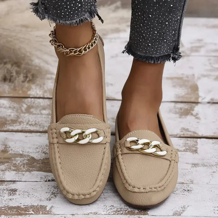 Slipper aus Leder mit klobigen Kettendetails