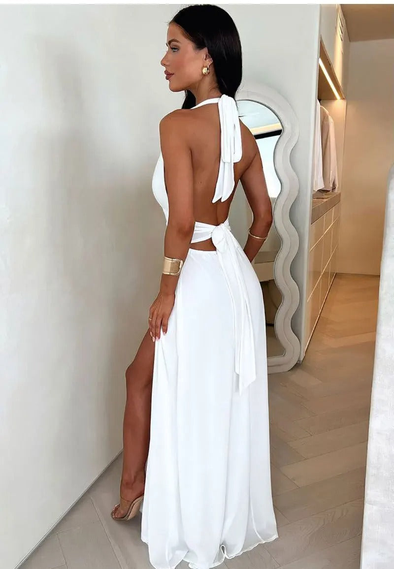 Tief ausgeschnittenes Halterkleid mit Schlitz