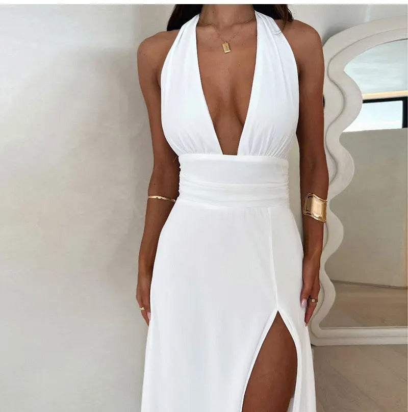 Tief ausgeschnittenes Halterkleid mit Schlitz